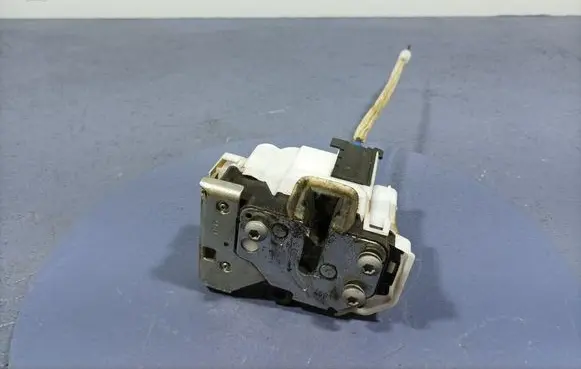 Opel Combo D Front door lock 151817366