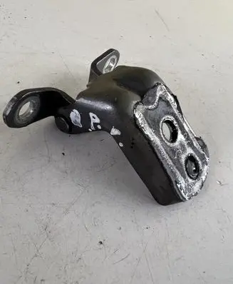 Nissan Qashqai Front door lower hinge 