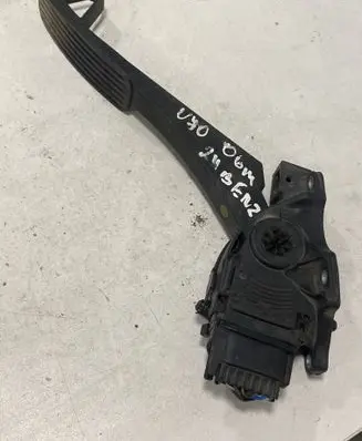 Accelerator throttle pedal