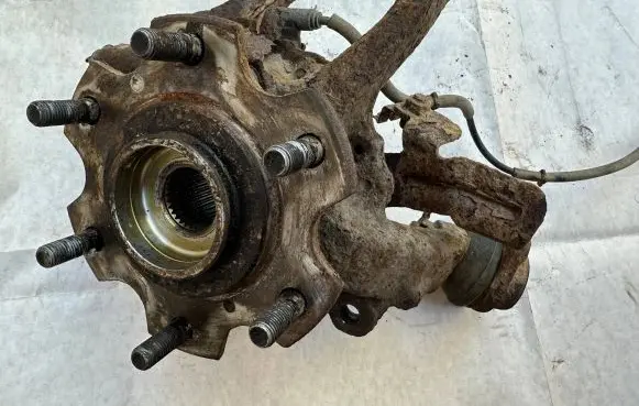 Mitsubishi Pajero Front wheel hub spindle knuckle MR374501 MR455620