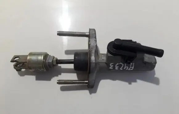 Toyota RAV 4 (XA20) Clutch master cylinder