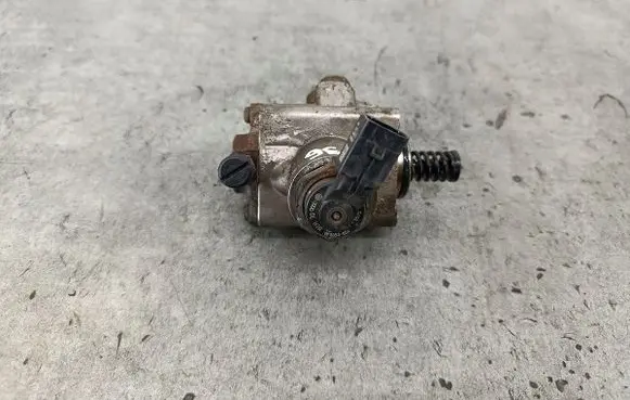 Volkswagen PASSAT B6 Fuel injection high pressure pump 