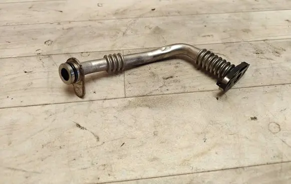 Volkswagen Tiguan Turbo turbocharger oiling pipe/hose 04L145736E