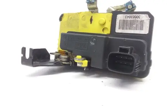 Volvo V70 Front door lock 30663043
