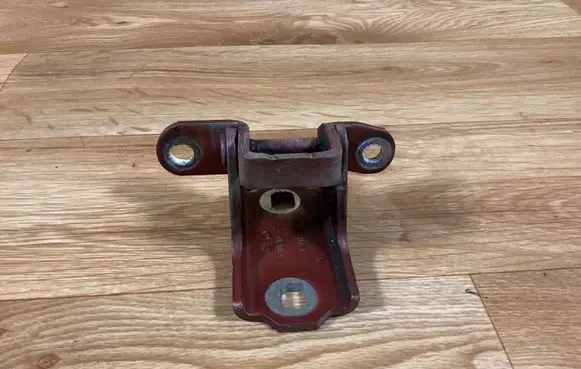 Opel Insignia A Front door lower hinge A046574 1309