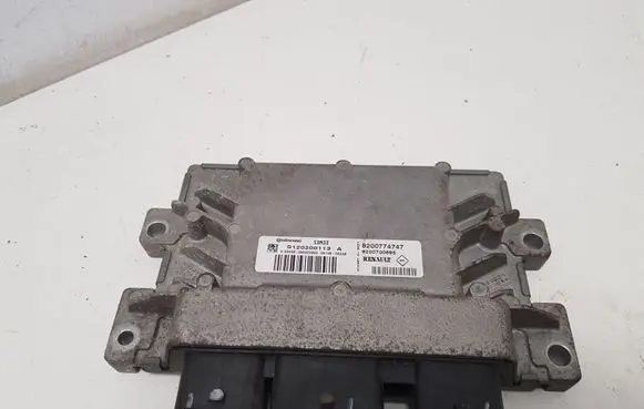 Renault Twingo II Engine control unit/module 8200774747