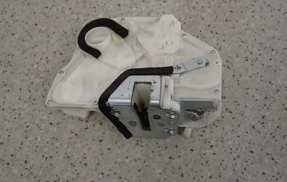 Suzuki SX4 Rear door lock 