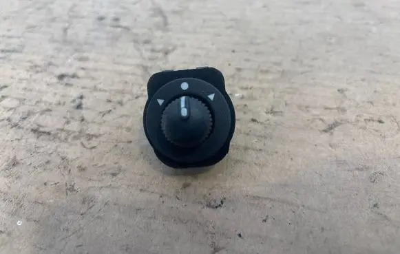 Fiat 500L Wing mirror switch B569