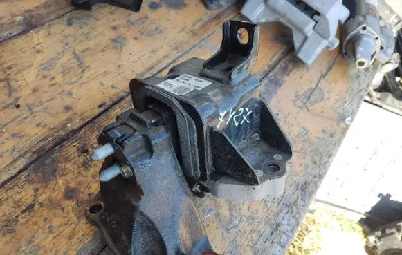 Engine mount bracket
