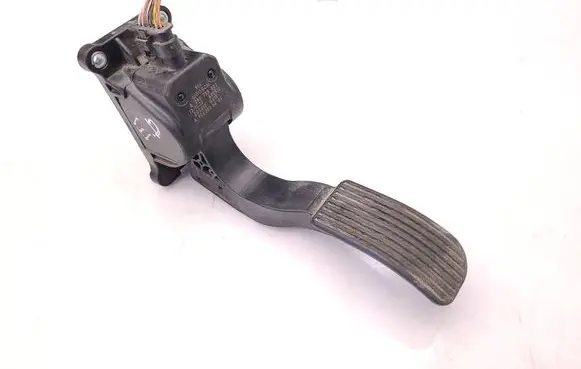 Accelerator throttle pedal