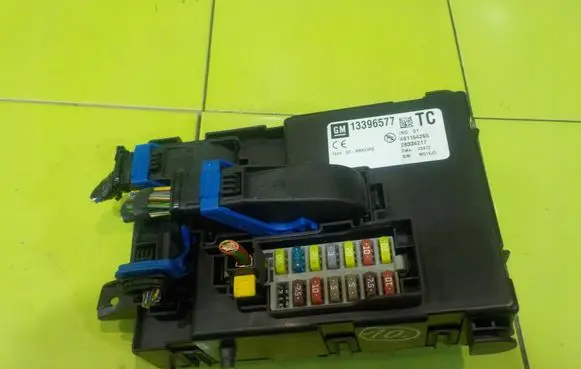Opel Meriva B Fuse box set 13396577 BEZPIECZNIKOW