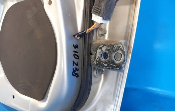 Nissan Sentra B17 Front door lower hinge 80400JN00A