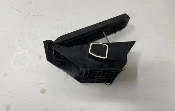 Mercedes-Benz C W204 Accelerator throttle pedal A2043001204