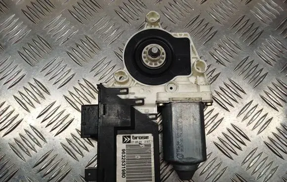 Citroen C5 Front door window regulator motor 9632531980