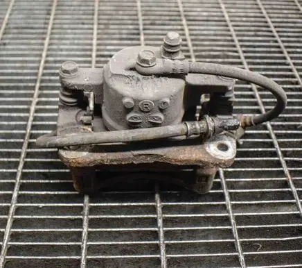 Toyota Prius (XW30) Front brake caliper