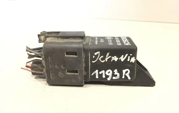 Skoda Octavia Mk2 (1Z) Glow plug pre-heat relay 038907281D 0281003038
