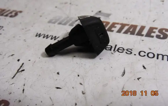 Volvo XC90 Windshield washer spray nozzle 