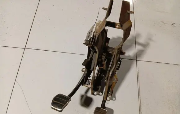 Renault Laguna I Clutch pedal 