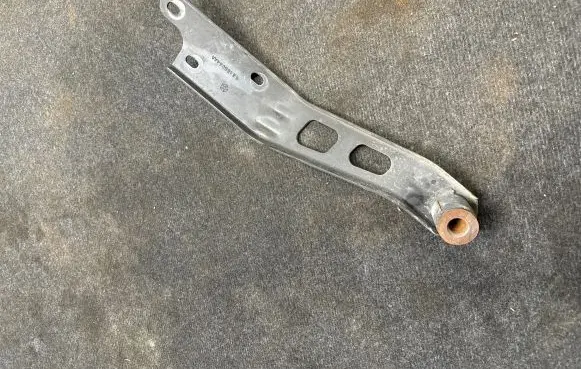 Dodge Durango Muffler mount bracket/holder 68166084AA