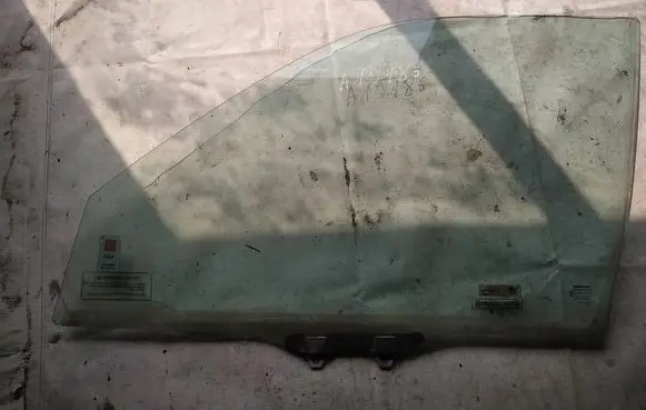 Honda CR-V Front door window glass four-door as2