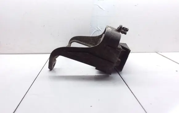 Engine mount bracket