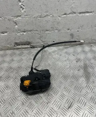 Opel Insignia A Front door lock 8023881