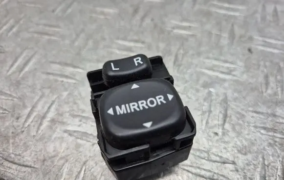 Toyota Corolla Verso AR10 Wing mirror switch 183574