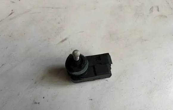 Headlight level adjustment motor