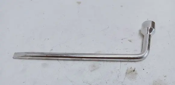 Toyota Auris 150 Wheel nut wrench 