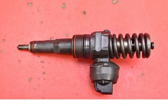 Volkswagen PASSAT B5.5 Fuel injector 038130073AJ