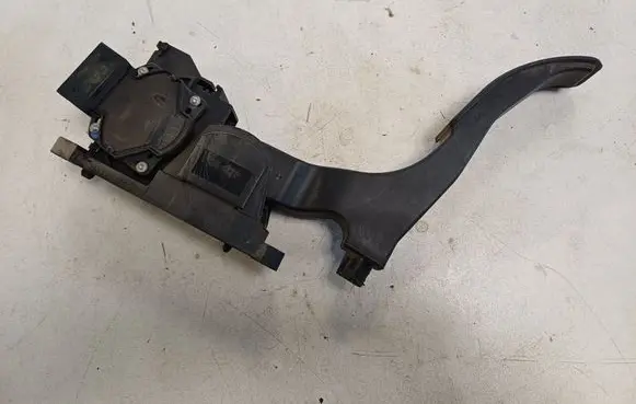 Accelerator throttle pedal