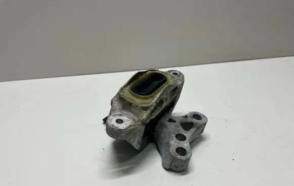 Opel Zafira C Engine mount bracket 13248544