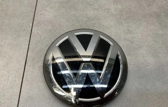 Volkswagen Polo VI Manufacturer badge logo/emblem 2GA853601