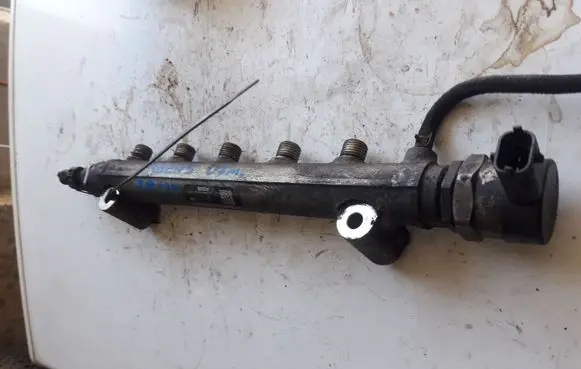 KIA Carens II Fuel distributor 0445214085