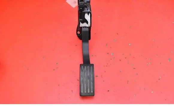 Accelerator throttle pedal