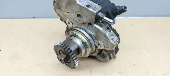 Mercedes-Benz E A207 Fuel injection high pressure pump A6420701001