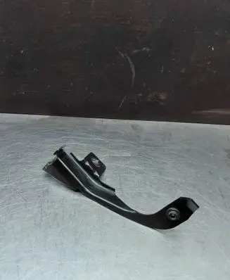 BMW 6 E63 E64 Fender mounting bracket 7060811 10525910