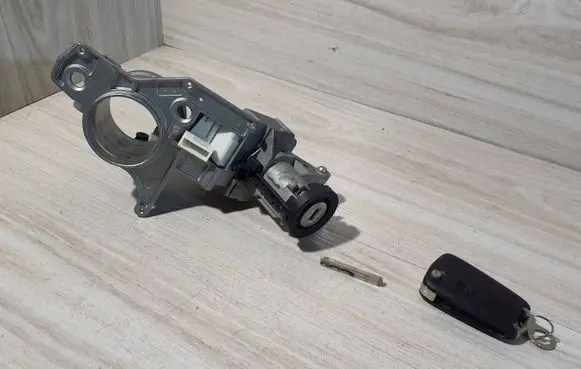 Opel Zafira B Ignition lock 04777F104B