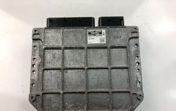 Toyota Avensis T270 Engine control unit/module 8966105M10