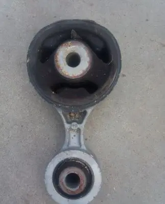 Honda CR-V Engine mount bracket