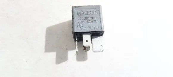 Volkswagen PASSAT B5 Other relay 8d0951253 v23134-j52-x300