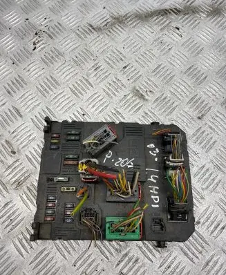 Peugeot 206 CC Fuse module 9650584780