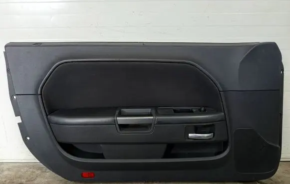 Dodge Challenger Front door card panel trim BOCZEKDRZWILO
