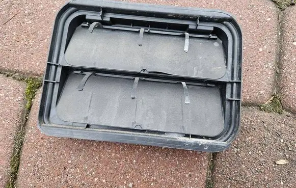 Renault Zoe Quarter panel pressure vent 7700838358-