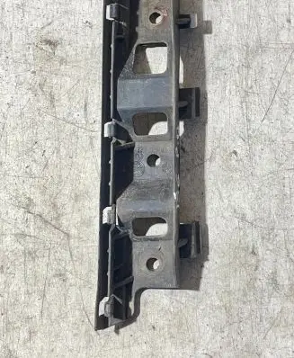 Volkswagen PASSAT B6 Front bumper mounting bracket 3C0807184
