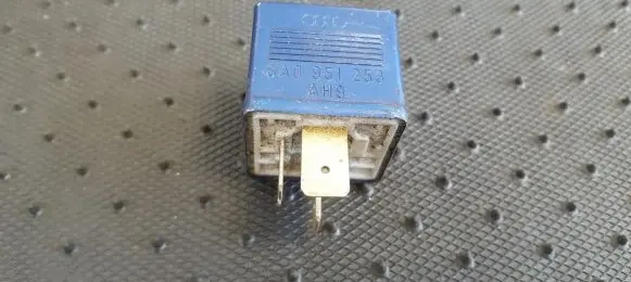 Volkswagen PASSAT B5.5 Other relay 8A0951253AH9 8A0951253