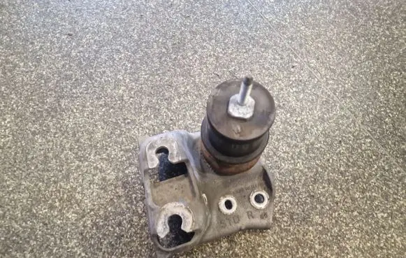 Subaru Legacy Engine mount bracket