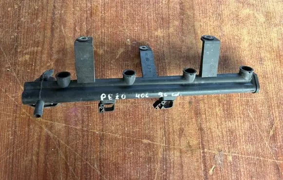 Peugeot 406 Fuel injector supply line/pipe 9621783580