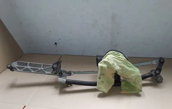 Hyundai Trajet Front wiper linkage NOCODE