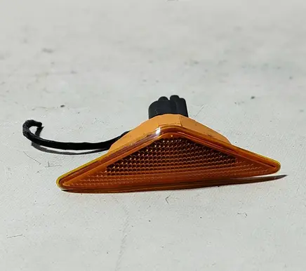 Ford Mondeo Mk III Front fender indicator light 1S7113K309